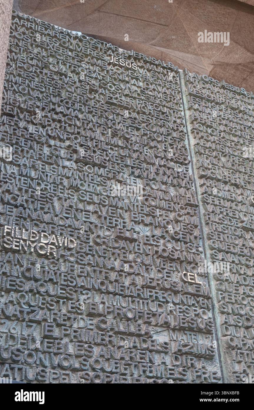 Lettres en relief décrivant des fragments du récit de la passion des Évangiles de Matthieu et Jean sur les portes de la façade de la passion sur la Sagrada F. Banque D'Images