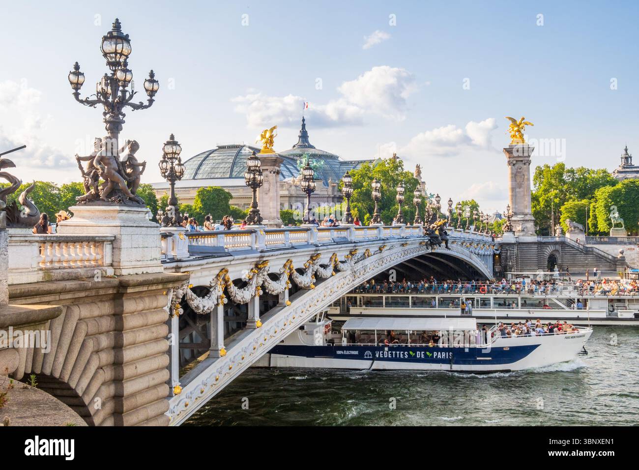 Paris, France - 15 juin 2025 : le pont Alexandre-III sur la Seine à Paris en une journée d'été, France. Pont décoré d'Art Nouveau l orné Banque D'Images