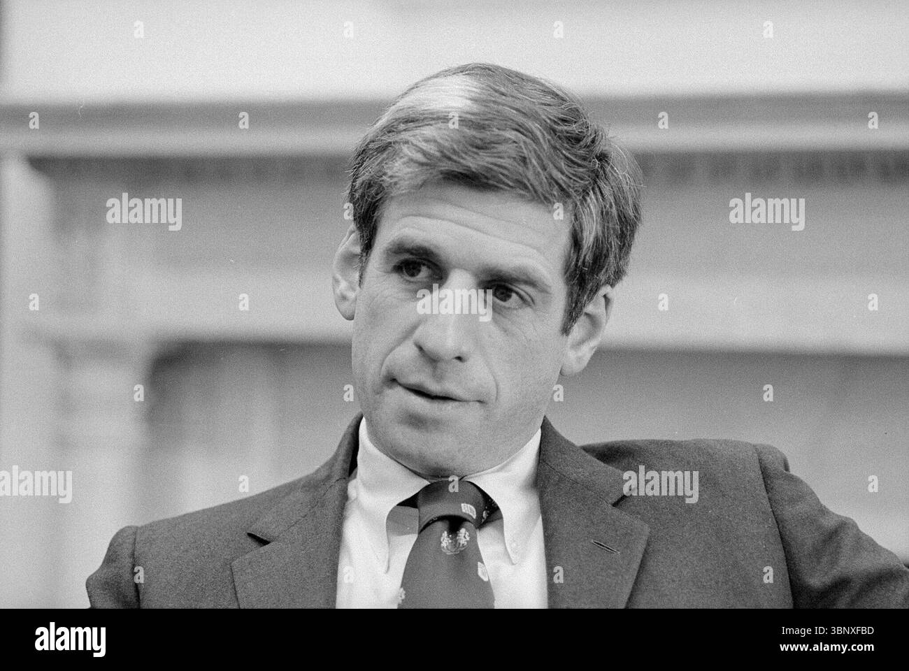 Le sénateur John Danforth du Missouri est représenté dans un portrait en gros plan, portant un costume sombre et une cravate à motifs, faisant face légèrement sur le côté avec une expression neutre. La photographie a été prise le 17 janvier 1977 à Washington, D.C. Banque D'Images