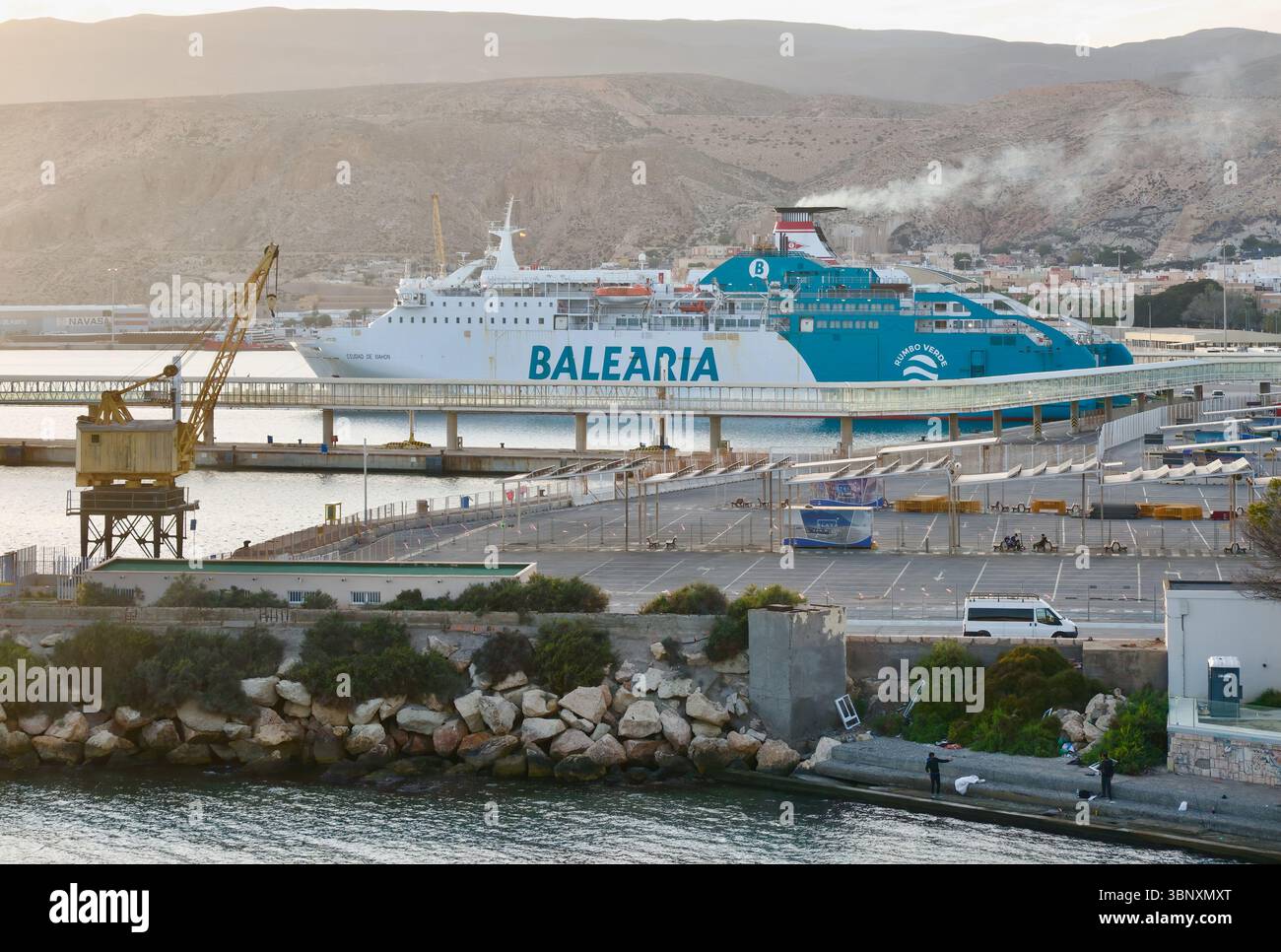 Balearia rouler sur roll off ferry Ciudad de Mahon dans le port d'Almeria Andalousie Espagne Europe Banque D'Images