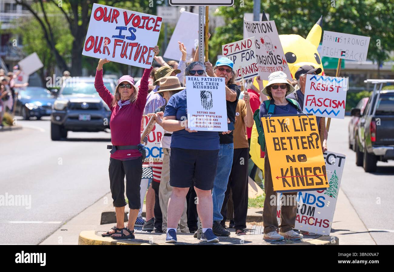 Manifestation pro-démocratie à Eugene, Oregon, le 4 juillet 2025. Banque D'Images