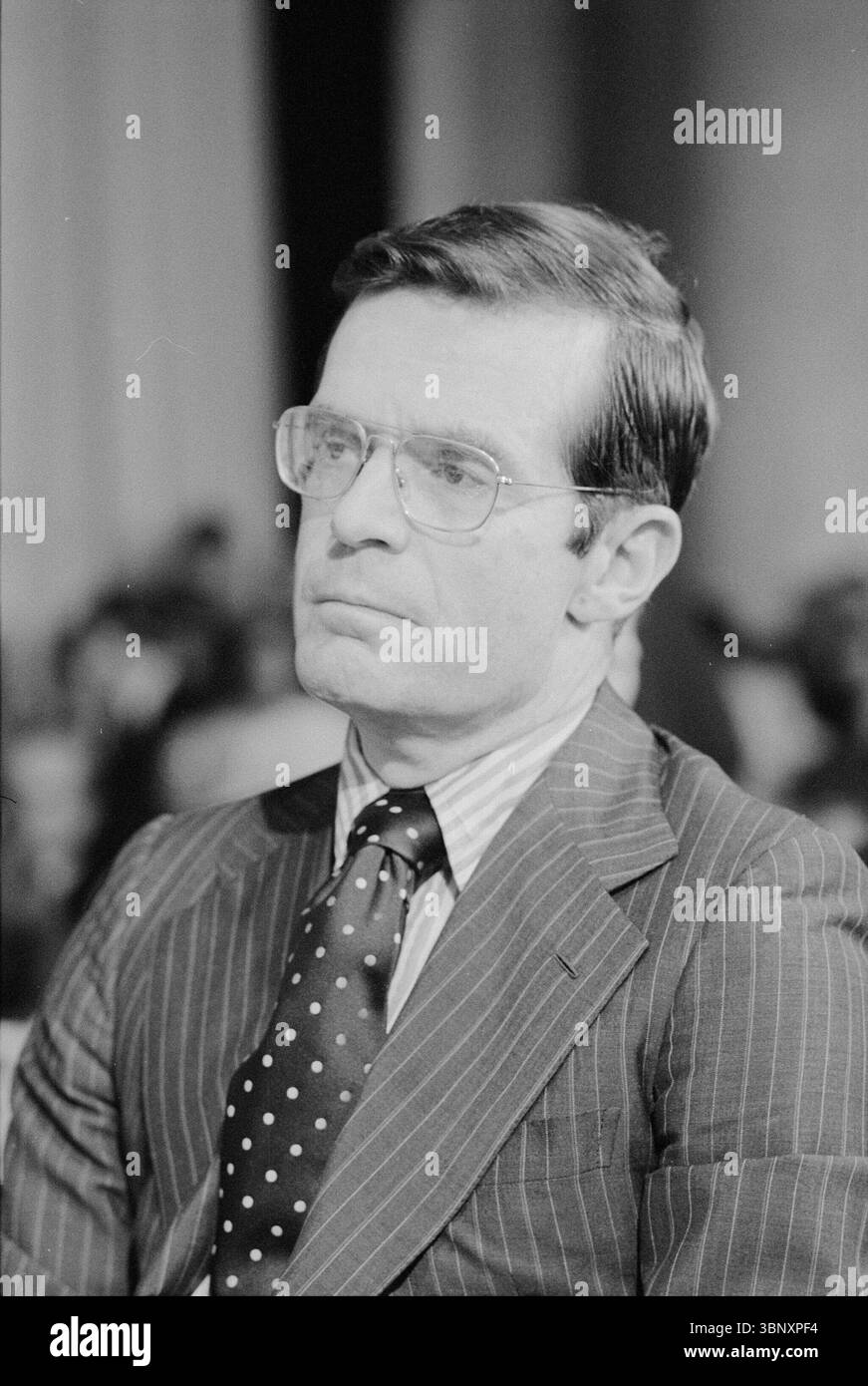 Ted Sorensen, ancien conseiller présidentiel et rédacteur de discours, apparaît dans un moment contemplatif lors des audiences alors qu'il se retire officiellement de la candidature pour le poste de directeur du renseignement central le 17 janvier 1977. Sorensen, connu pour son travail avec le président John F. Kennedy, a fait l'objet d'un examen minutieux au cours du processus de nomination. Banque D'Images