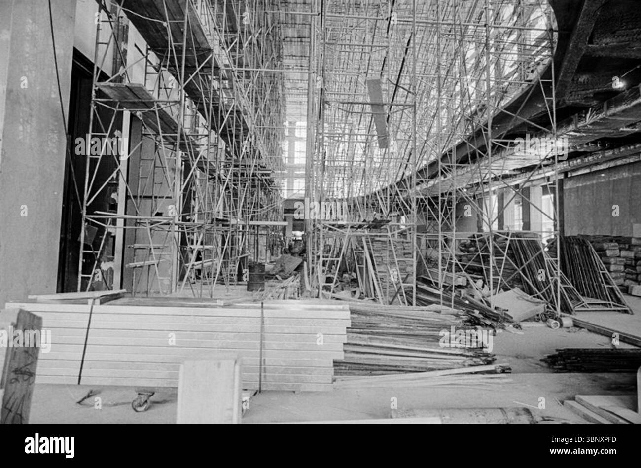 Photographie prise le 25 juin 1971, montre le hall d'entrée de l'une des tours jumelles ('A Building') au World Trade Center de New York pendant sa construction. L'image capture un labyrinthe d'échafaudages, de planches et d'autres matériaux de construction remplissant le vaste intérieur alors que les ouvriers transforment le squelette en acier en un gratte-ciel fini. Banque D'Images Photographie prise le 25 juin 1971, montre le hall d'entrée de l'une des tours jumelles ('A Building') au World Trade Center de New York pendant sa construction. L'image capture un labyrinthe d'échafaudages, de planches et d'autres matériaux de construction remplissant le vaste intérieur alors que les ouvriers transforment le squelette en acier en un gratte-ciel fini. Banque D'Images