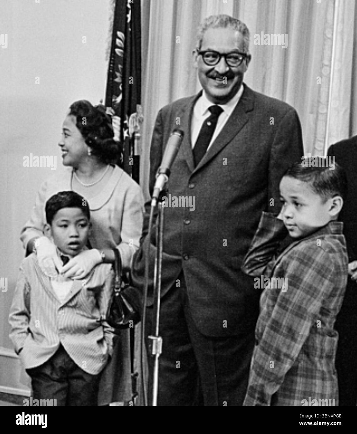 Thurgood Marshall se tient avec sa femme et ses deux fils à la Maison Blanche le 24 août 1965, alors qu'il prête serment en tant que solliciteur général des États-Unis. Marshall, un éminent avocat des droits civils et futur juge de la Cour suprême, est devenu le premier Afro-américain à occuper le poste de solliciteur général. Banque D'Images