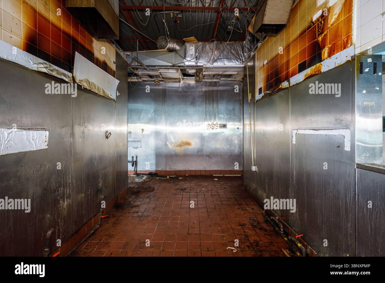 Une zone de préparation de nourriture grasse et grippante à l'intérieur d'un restaurant de restauration rapide abandonné. Ontario, Canada. ce bâtiment a depuis été démoli. Banque D'Images