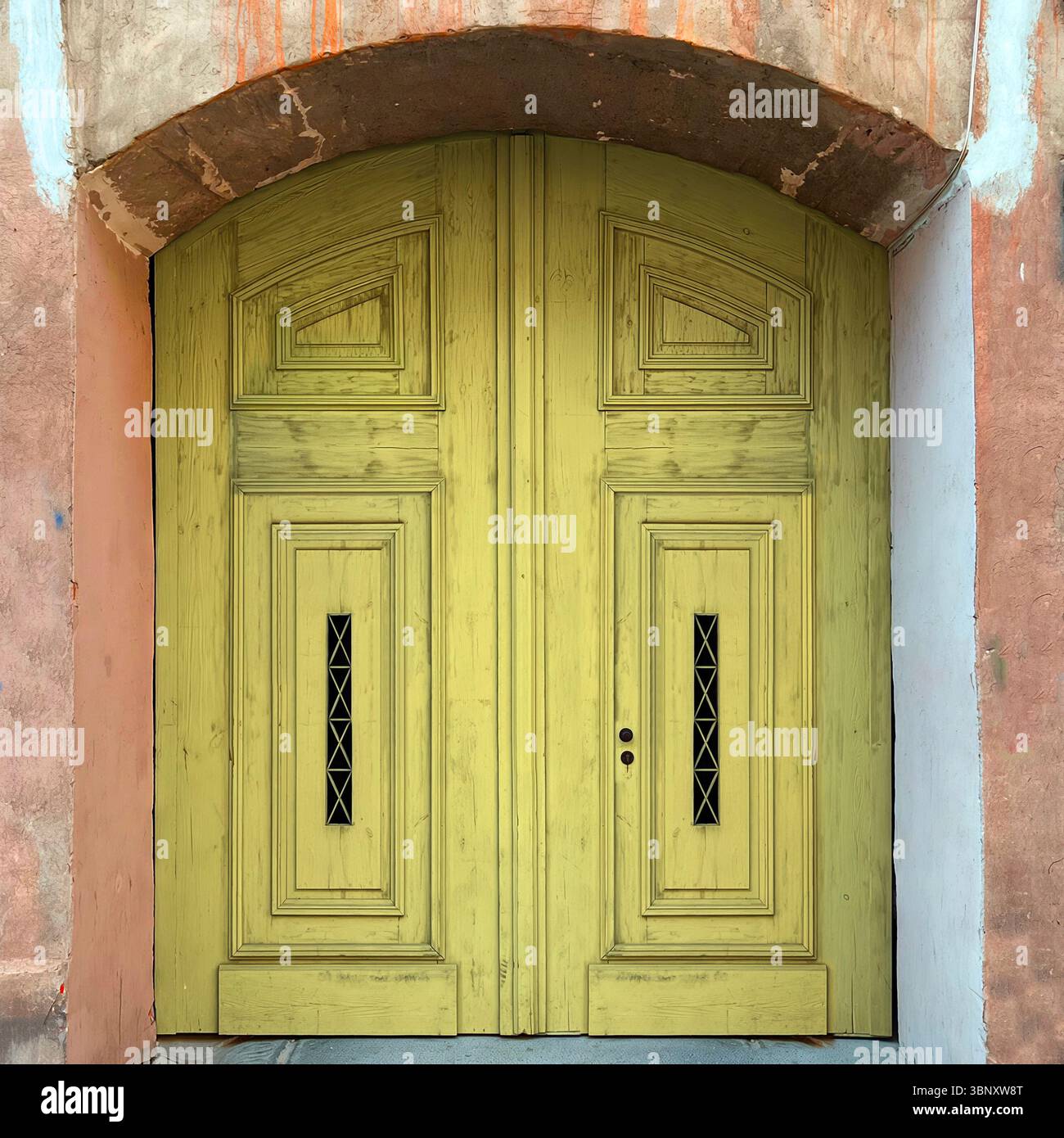 Porte arquée jaune arquée à Varsovie, en Pologne, arborant des panneaux géométriques et des fenêtres minces grillées de fer, situées sous des murs altérés. - Image de stock capturée avec un smartphone