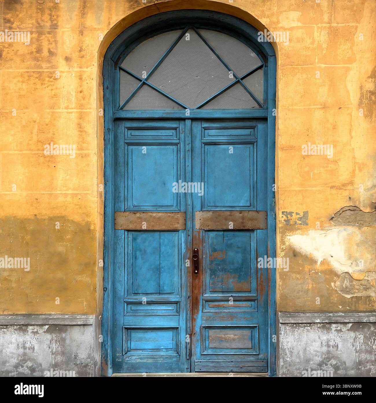 Une porte bleue altérée sertie dans un mur jaune doré à Varsovie, en Pologne, révèle des histoires tranquilles à travers sa peinture décolorée, sa patine rustique et son verre diamant - Image de stock capturée avec un smartphone