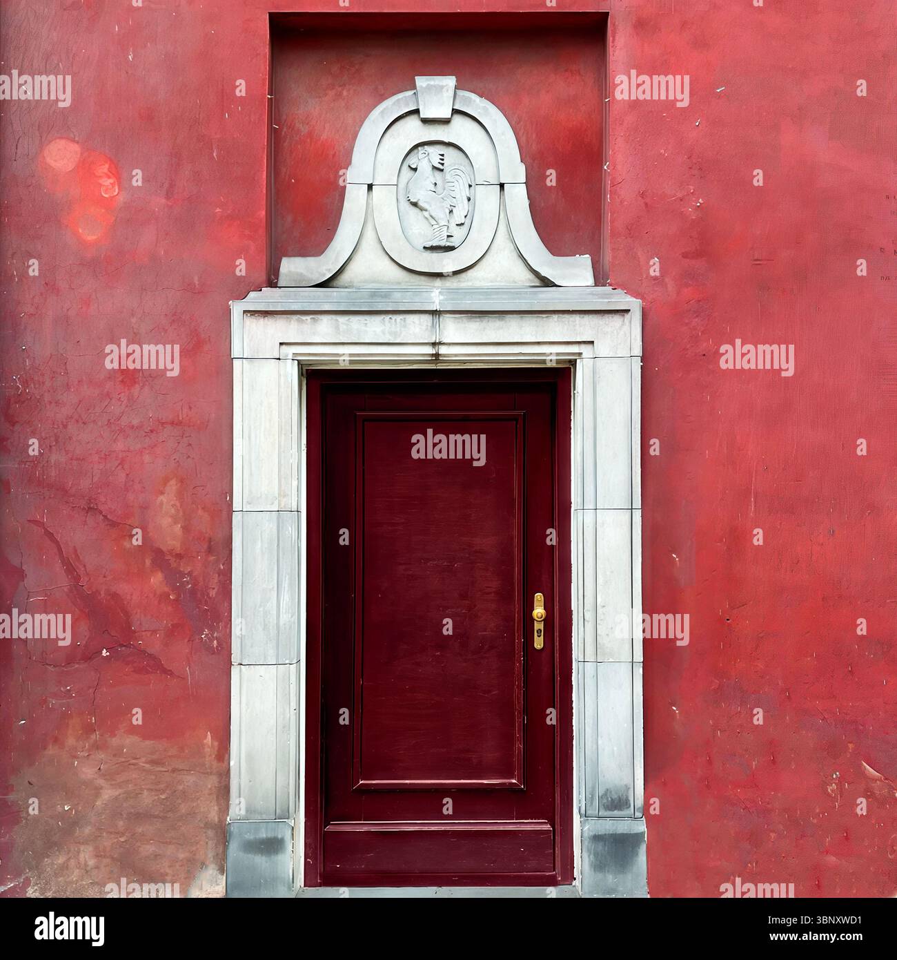 Une porte rouge foncé dans la vieille ville de Varsovie se dresse sous un médaillon de coq sculpté, encadré dans la pierre contre un mur rouge altéré imprégné de folklore. Banque D'Images