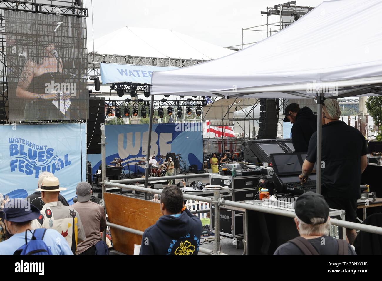 PORTLAND, OREGON – 4 JUILLET 2025 : son Little joue au Waterfront Blues Festival à Portland, Oregon, au Tom McCall Waterfront Park le long de la rivière Willamette. Aaron Livingston (chant, guitare) fait partie des membres du groupe. Banque D'Images