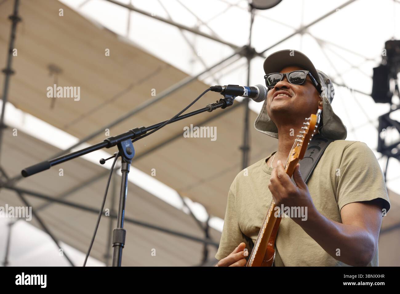 PORTLAND, OREGON – 4 JUILLET 2025 : son Little joue au Waterfront Blues Festival à Portland, Oregon, au Tom McCall Waterfront Park le long de la rivière Willamette. Aaron Livingston (chant, guitare) fait partie des membres du groupe. Banque D'Images