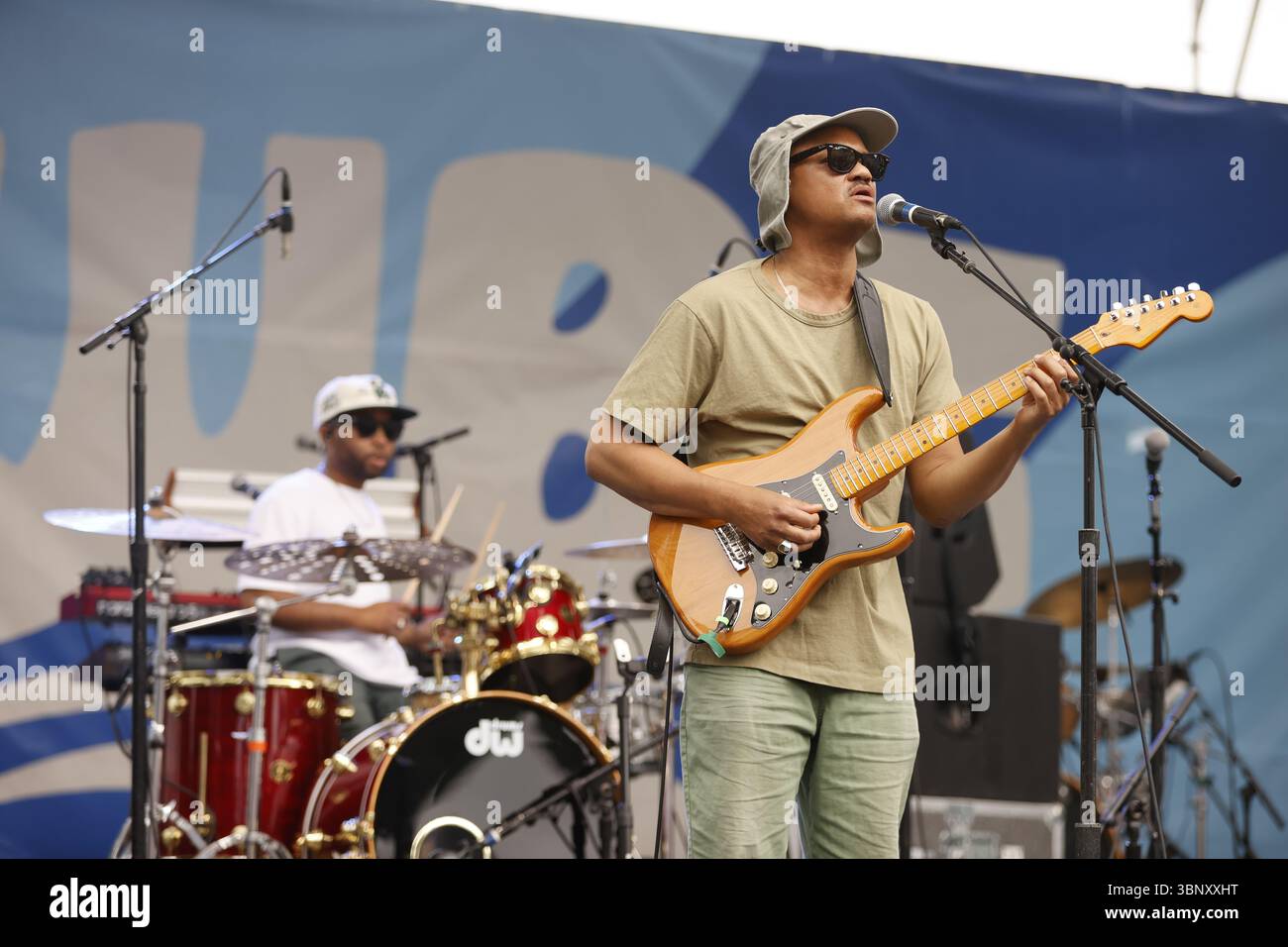 PORTLAND, OREGON – 4 JUILLET 2025 : son Little joue au Waterfront Blues Festival à Portland, Oregon, au Tom McCall Waterfront Park le long de la rivière Willamette. Aaron Livingston (chant, guitare) fait partie des membres du groupe. Banque D'Images