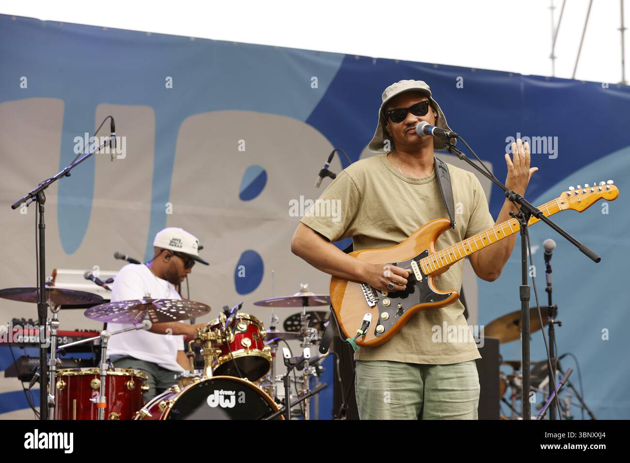 PORTLAND, OREGON – 4 JUILLET 2025 : son Little joue au Waterfront Blues Festival à Portland, Oregon, au Tom McCall Waterfront Park le long de la rivière Willamette. Aaron Livingston (chant, guitare) fait partie des membres du groupe. Banque D'Images