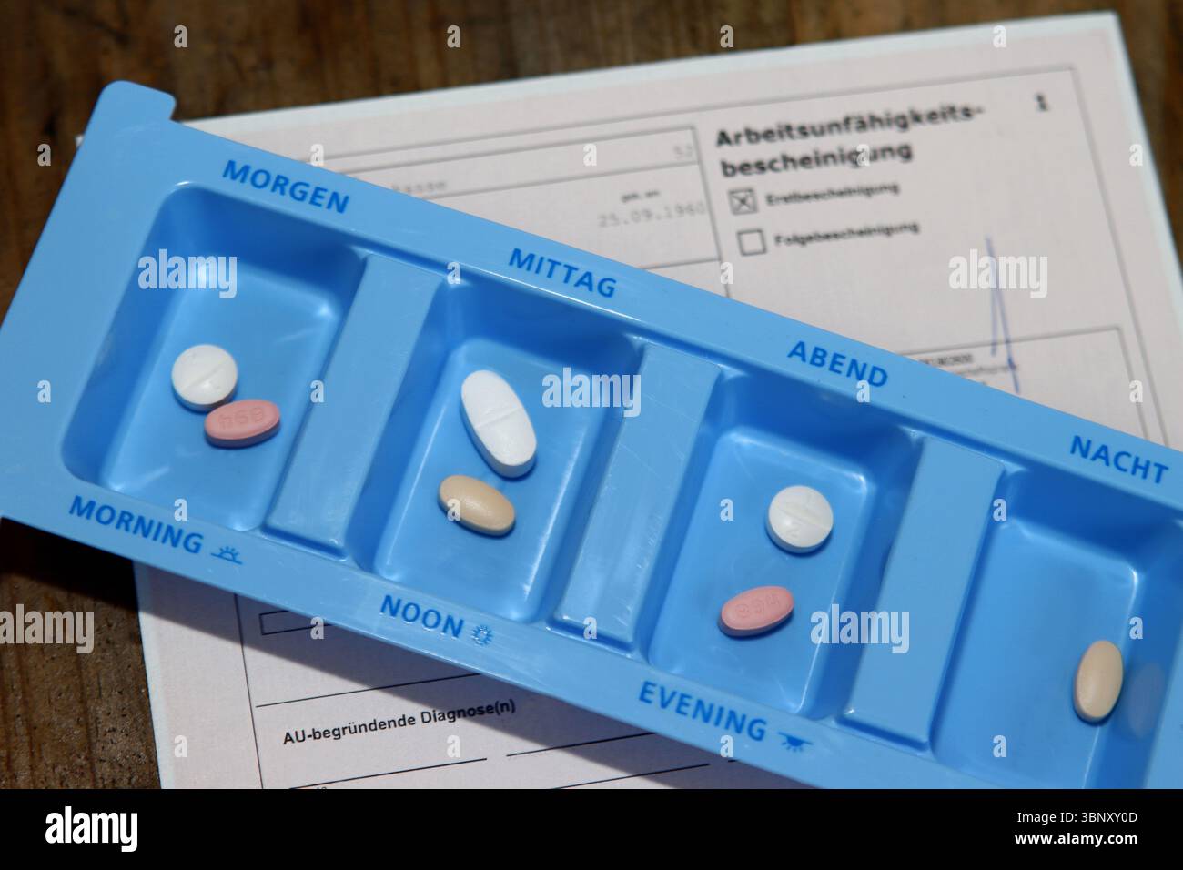Boîte de comprimés pour les médicaments quotidiens Banque D'Images