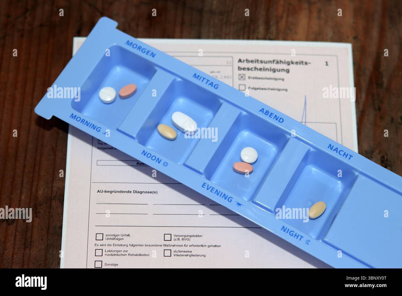 Boîte de comprimés pour les médicaments quotidiens Banque D'Images