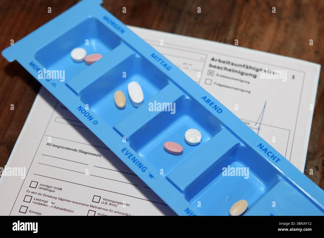 Boîte de comprimés pour les médicaments quotidiens Banque D'Images