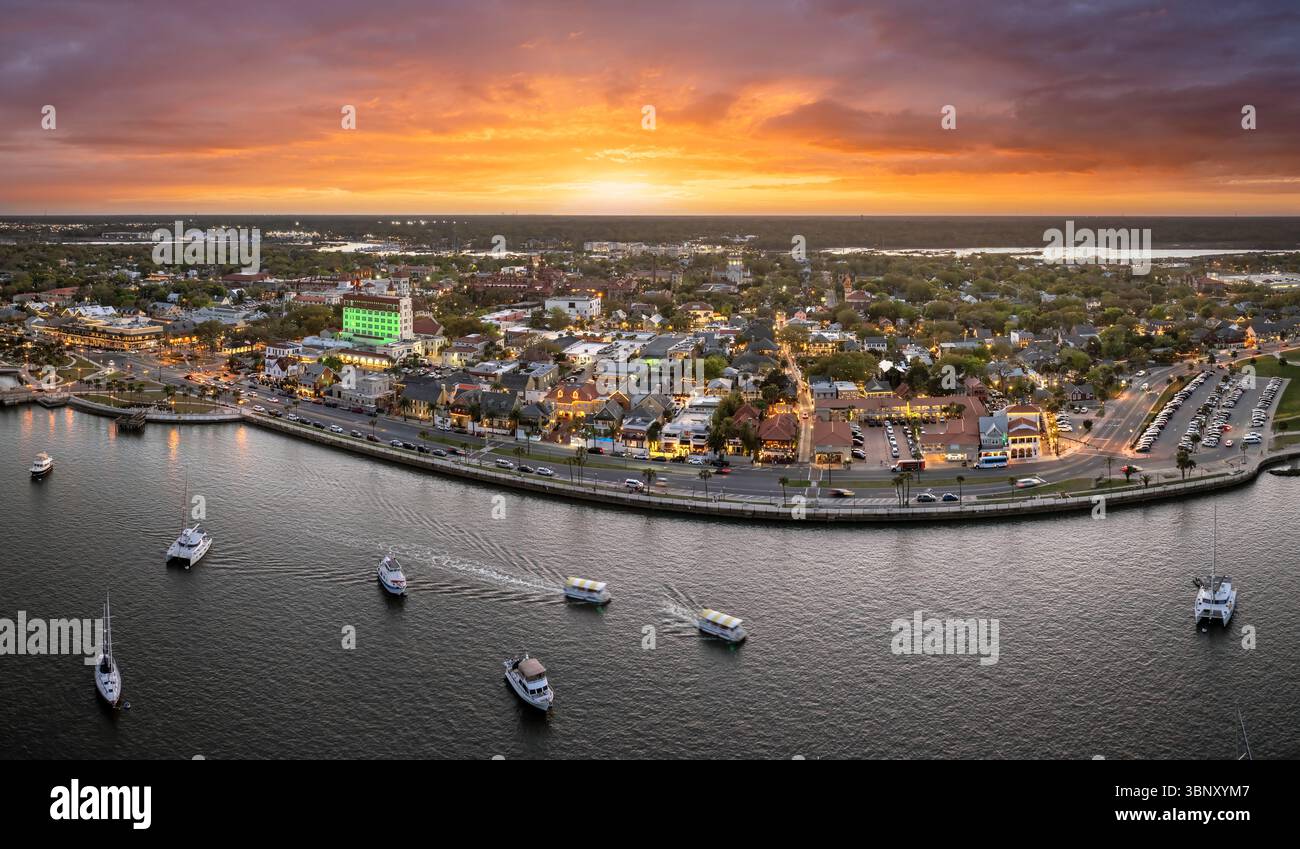 Ancienne architecture de ville historique dans le sud des États-Unis. Vue d'en haut des rues et des bâtiments du complexe Augustine, Floride Banque D'Images