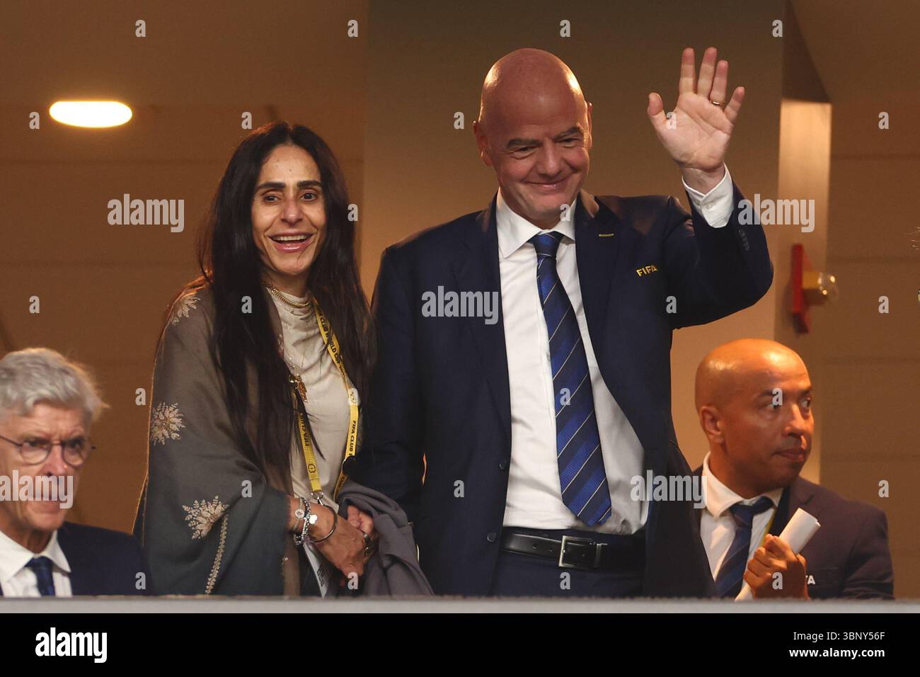 Philadelphie, États-Unis. 04 juillet 2025. Le président de la FIFA, Gianni Infantino (R), fait la vague devant la foule avant le quart de finale de la Coupe du monde des clubs de la FIFA 2025 au Lincoln Financial Field à Philadelphie, aux États-Unis, le 4 juillet 2025. Photo de Chris Brunskill/UPI crédit : UPI/Alamy Live News Banque D'Images