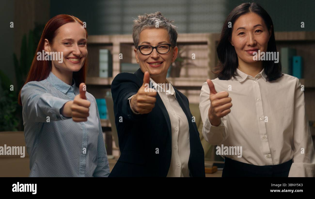 Caucasien asiatique coréenne multiethnique femmes montrant les pouces vers le haut recommander des femmes de bureau commentaires réussis bonne diversité geste d'équipe femmes d'affaires Banque D'Images