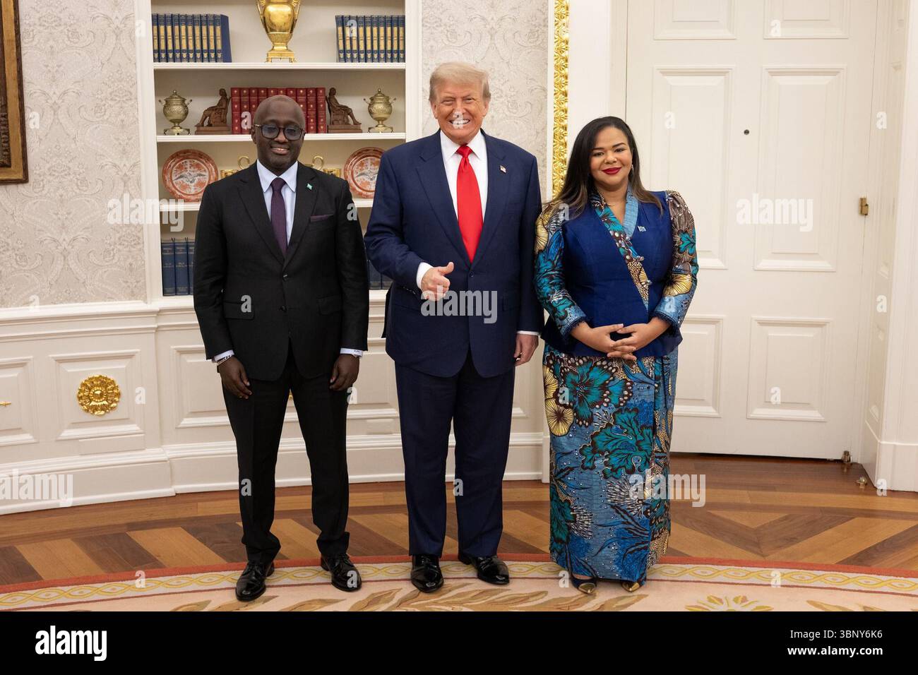 Le président Donald J. Trump a accueilli les ministres des Affaires étrangères du Rwanda et de la République démocratique du Congo au Bureau ovale pour signer un accord de paix historique, mettant fin à un conflit de 30 ans. 27 juin 2025. Image reproduite avec l'aimable autorisation de la Maison Blanche. Banque D'Images