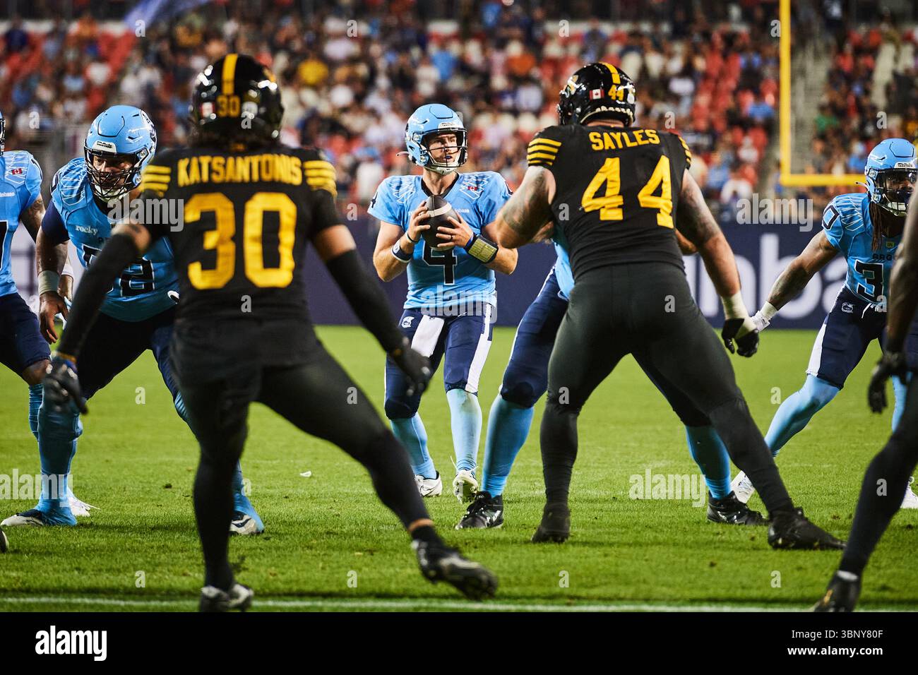 Toronto, Canada. 04 juillet 2025. Le quarterback des Argonauts de Toronto, Nick Arbuckle (4), cherche à faire une passe alors que les Argonauts de Toronto affrontent les Tiger-Cats de Hamilton lors de la deuxième mi-temps de la LCF à Toronto, le vendredi 4 juillet 2025. Crédit : la presse canadienne/Alamy Live News Banque D'Images