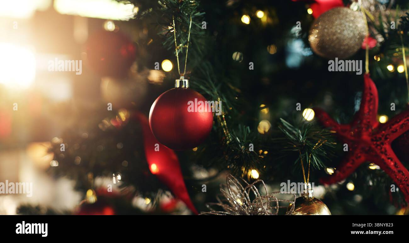 Noël, arbre et boule avec décor pour les vacances festives, décembre ou célébration à la maison. Gros plan, objet ou décorations avec des ornements suspendus pour Banque D'Images