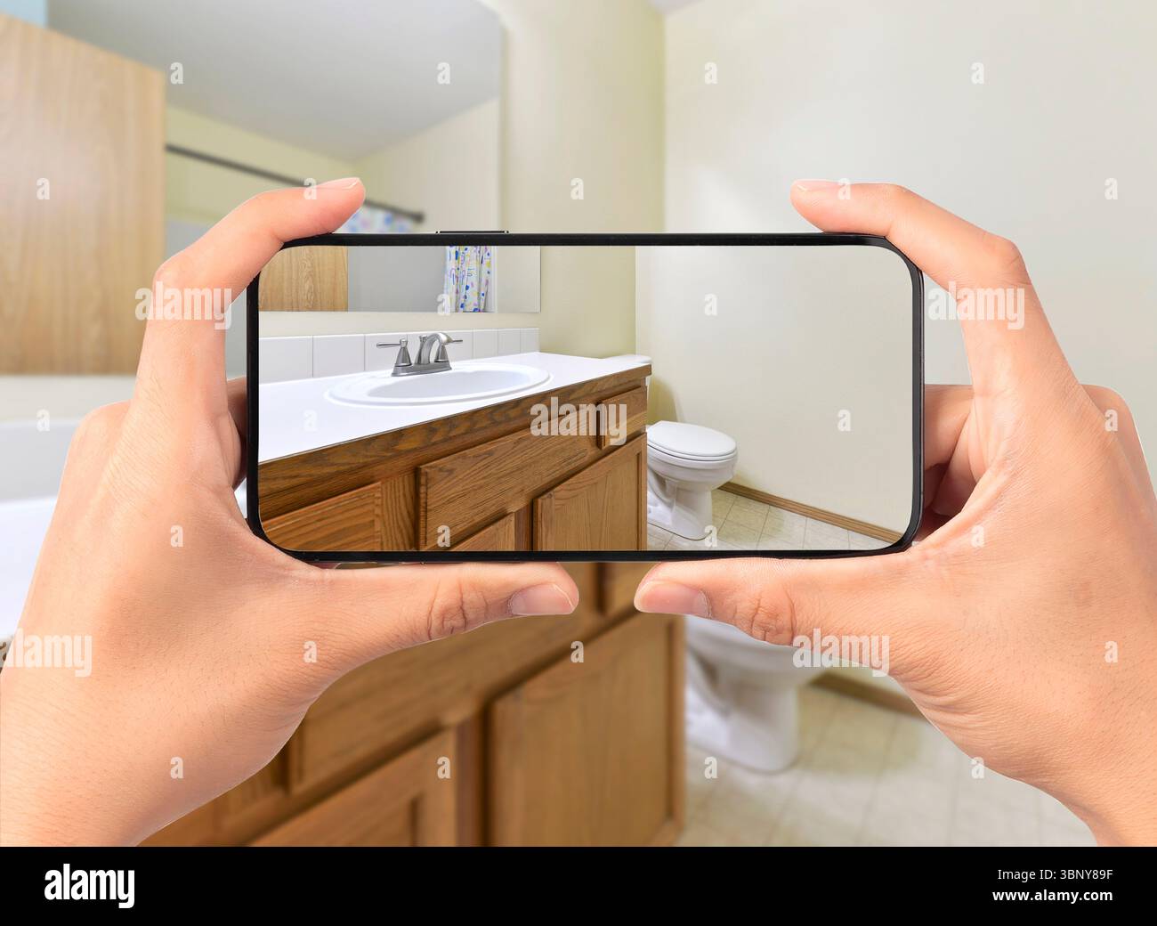 Intérieur de salle de bains résidentielle moderne pris avec un appareil photo de téléphone portable Banque D'Images