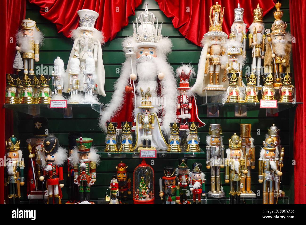 Collection colorée de figures de casse-noix traditionnelles et de décorations de vacances en vitrine Banque D'Images