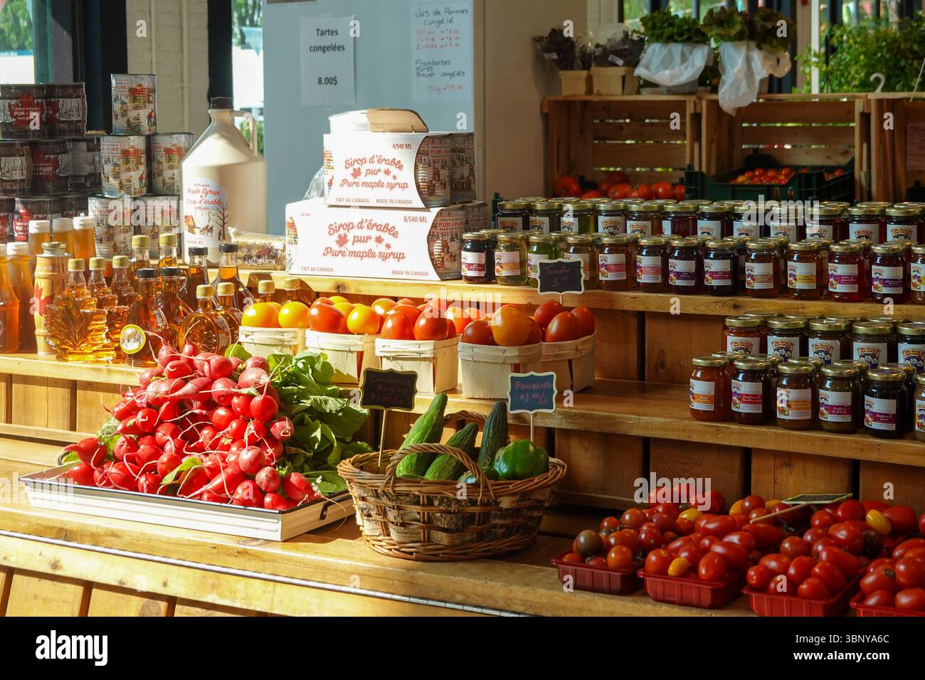 Intérieur rustique de la ferme présentant des pommes fraîches, des conserves et des produits locaux à base de miel Banque D'Images