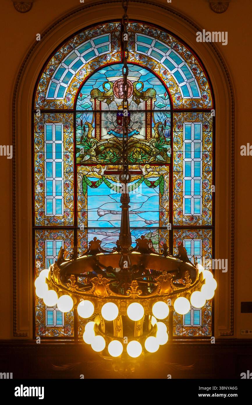 Lustre orné de vitraux avec motifs géométriques bleus et dorés Banque D'Images