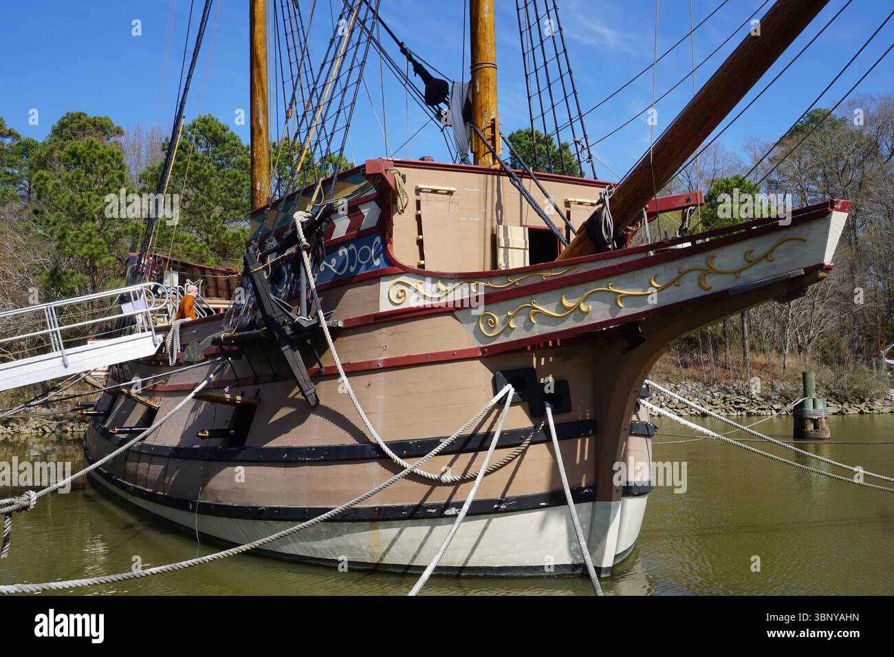 Réplique authentique du navire de ravitaillement historique du XVIIe siècle Susan constant de la Compagnie anglaise de Virginie dans le port de Jamestown Colony, Virginie Banque D'Images
