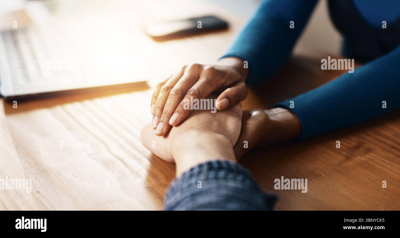 Aidez, tenez la main et soutenez les personnes à la maison ensemble pour créer des liens, des confessions ou de l'amour. Empathie, espoir et solidarité avec les amis à table In Banque D'Images