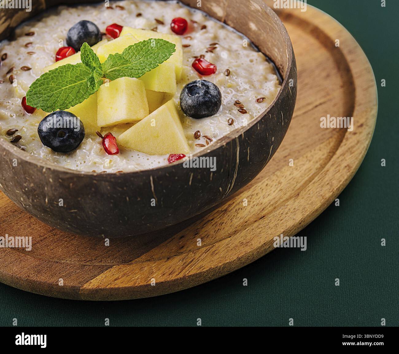 Nourriture morte-vie, bol de petit déjeuner sain avec porridge aux myrtilles, ananas et grenade Banque D'Images
