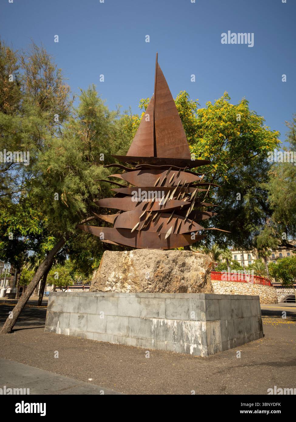 Le 'Monument à la Gent de Mar' (Monument aux gens de mer) de Robert Krier à Barcelone, Espagne. Une sculpture moderne de voilier en acier corten. Banque D'Images