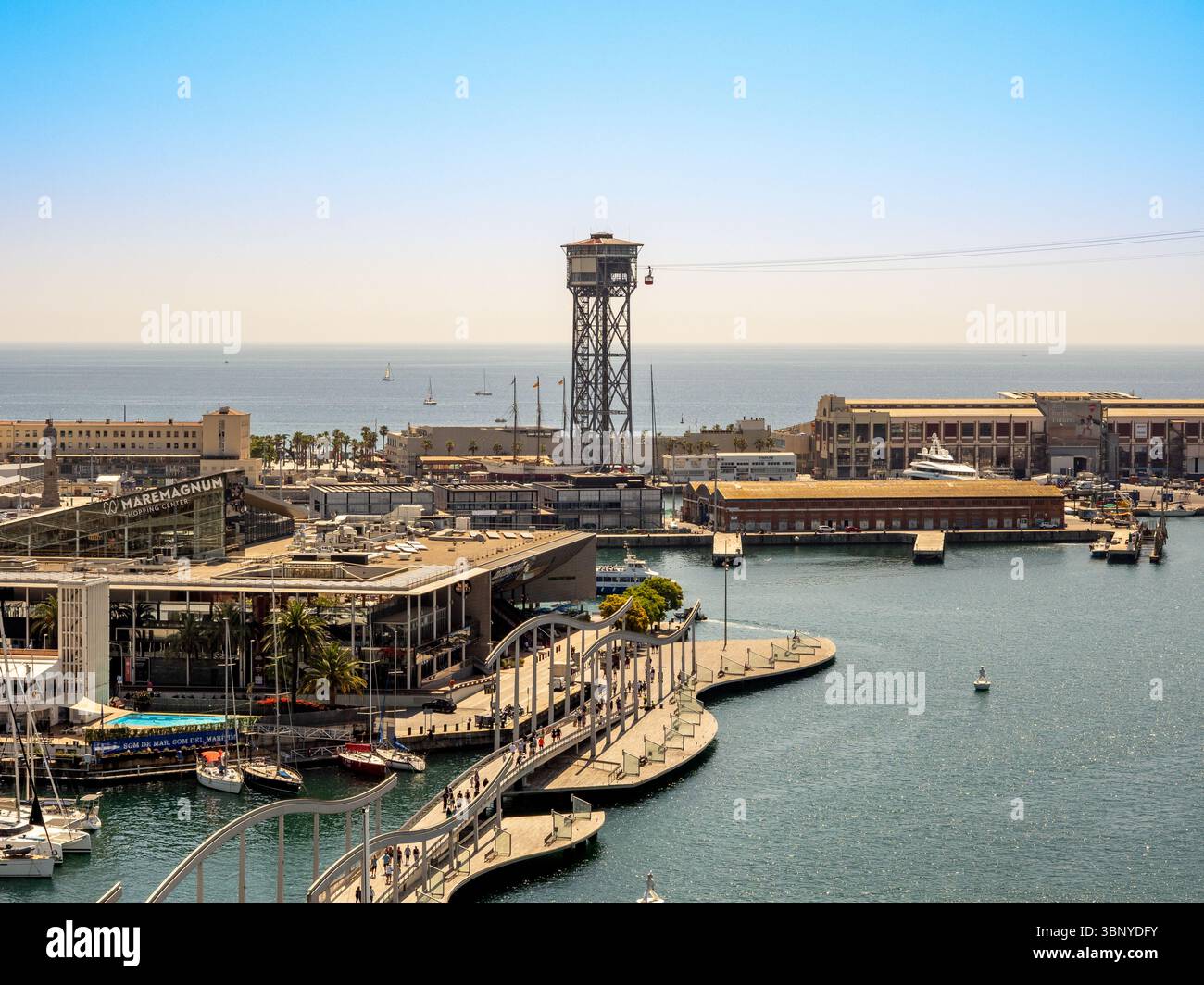 Vue panoramique de Port Vell, Barcelone, Espagne, avec le pont de la Rambla de Mar, le centre de Maremagnum et la tour du tramway aérien de Port Vell. Banque D'Images