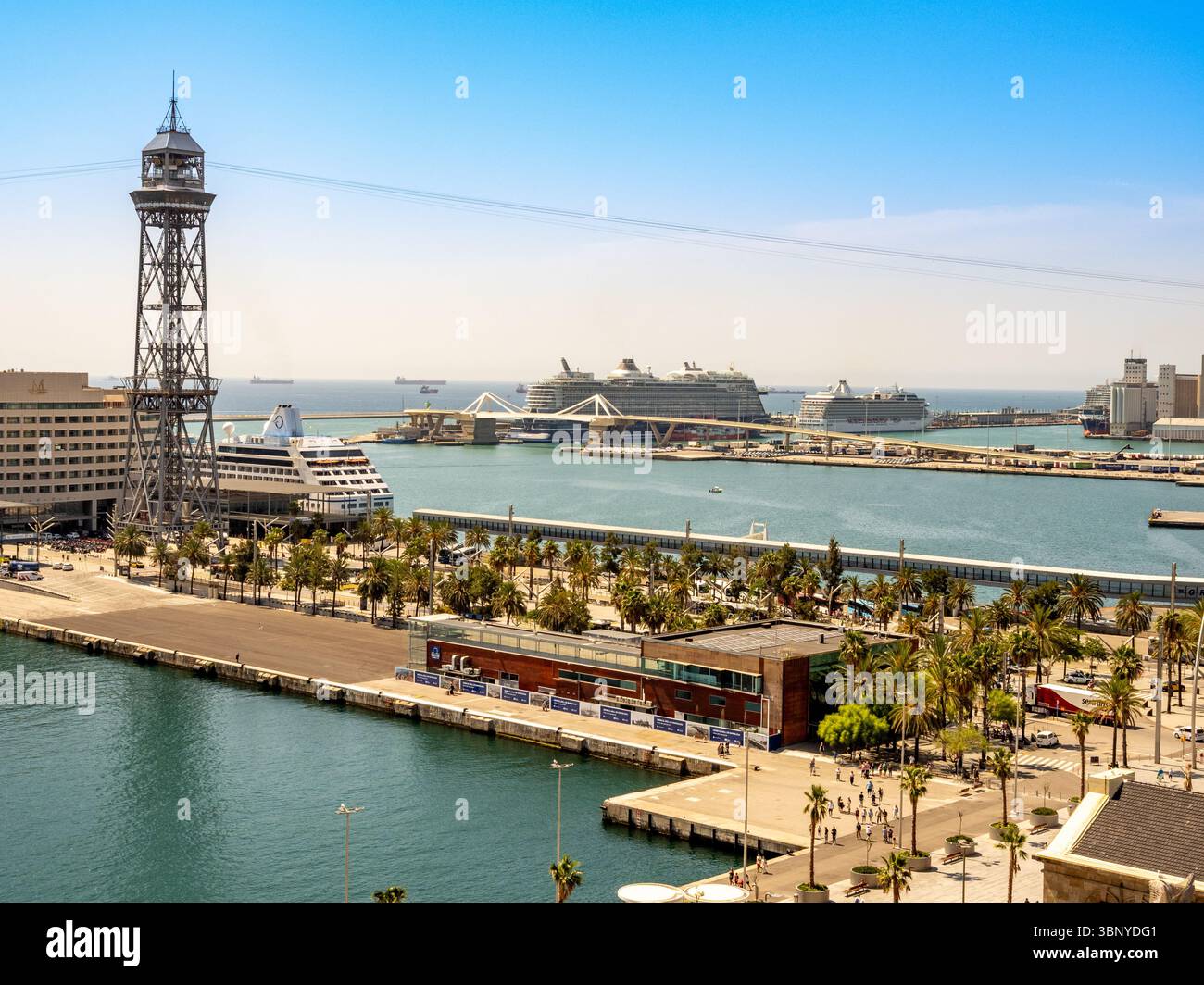 De grands navires de croisière amarrés au terminal de croisière du port de Barcelone, avec le World Trade Centre et la tour Torre Jaume I par une journée ensoleillée, Espagne. Banque D'Images