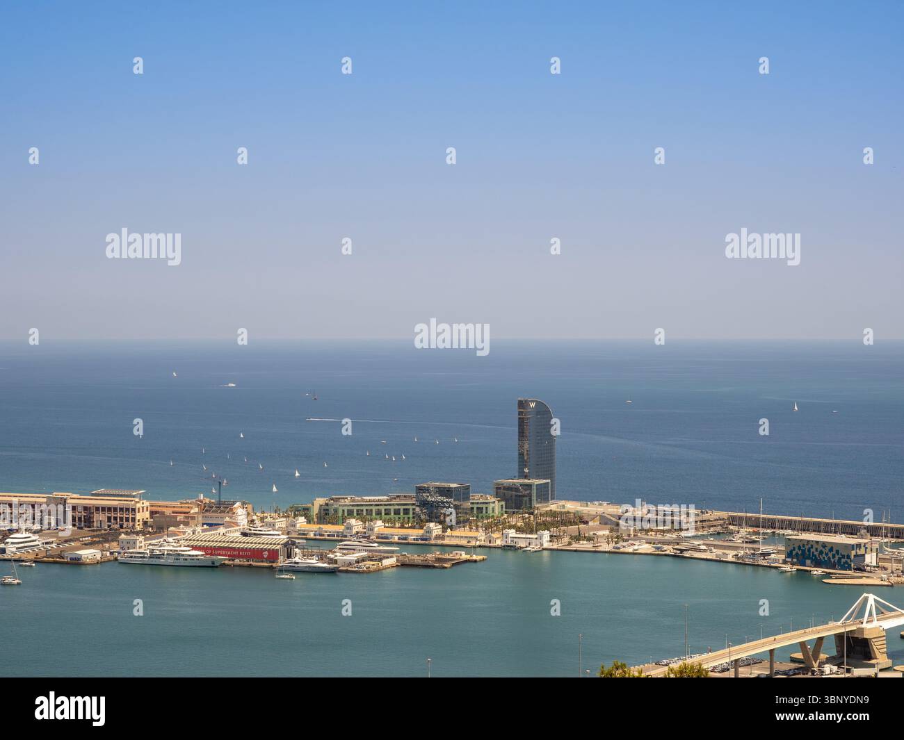 Front de mer de Barcelone avec le port de Port Vell et l'emblématique Hôtel W, vue d'en haut avec des voiliers sur la mer Méditerranée, Espagne. Banque D'Images