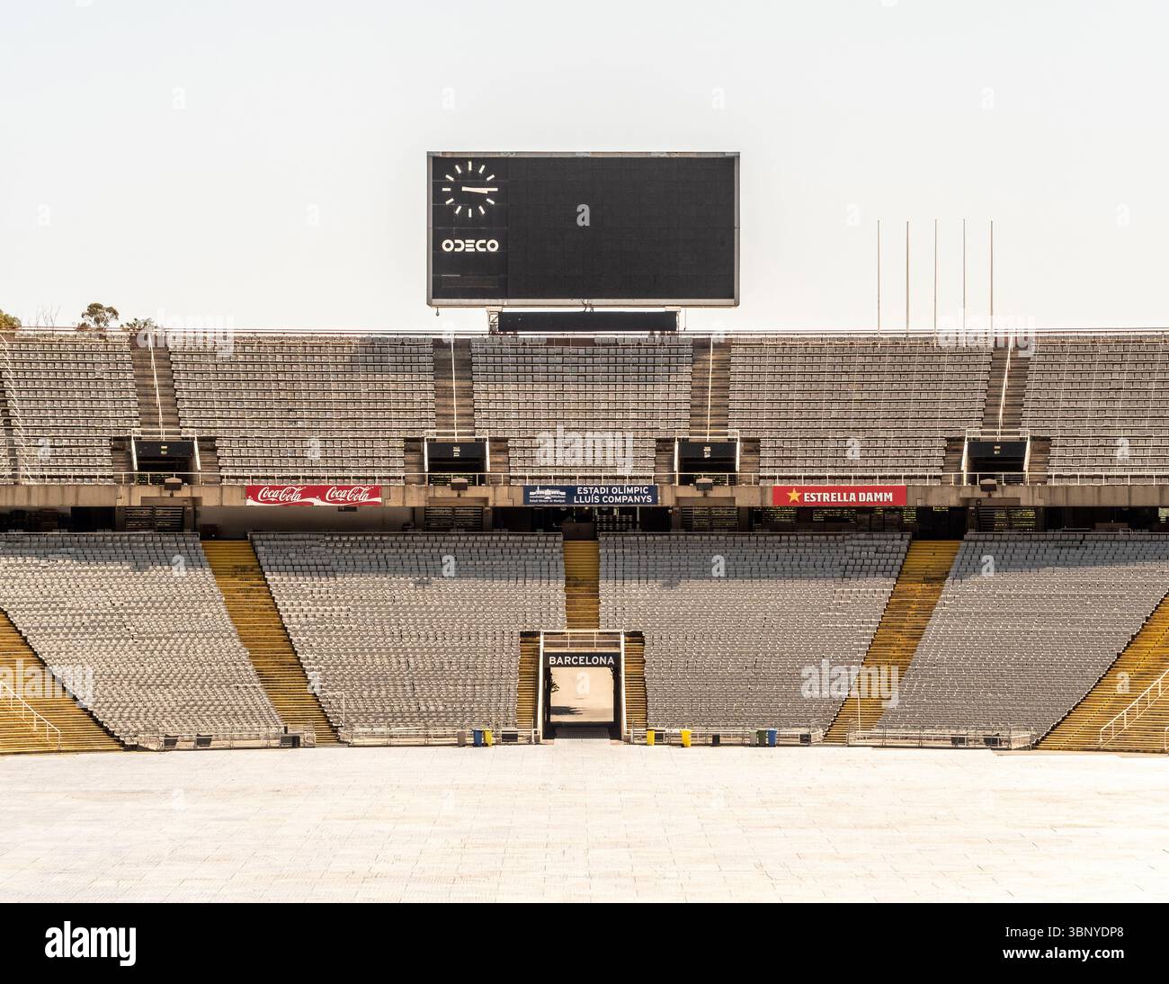 Les stands vides et le tableau de bord des Estadi Olímpic Lluís Companys, le stade principal des Jeux Olympiques de 1992 à Barcelone, en Espagne. Banque D'Images