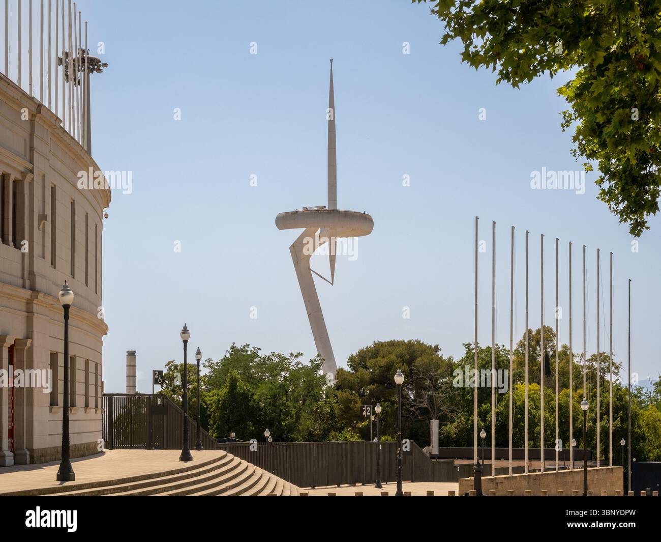 L’emblématique Tour de communication Montjuïc (Torre Calatrava), symbole des Jeux Olympiques de 1992, à Barcelone, en Espagne, face à un ciel bleu clair. Banque D'Images