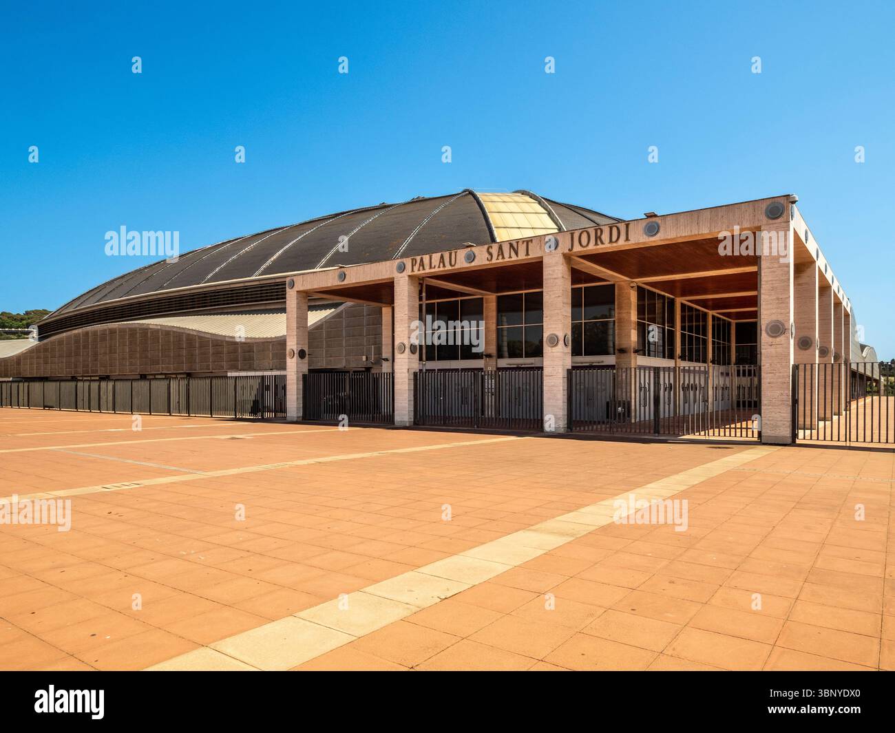 L'entrée de l'arène Palau Sant Jordi dans l'Anella Olímpica (anneau olympique) sur la colline de Montjuïc, un célèbre site olympique de 1992 à Barcelone, en Espagne. Banque D'Images