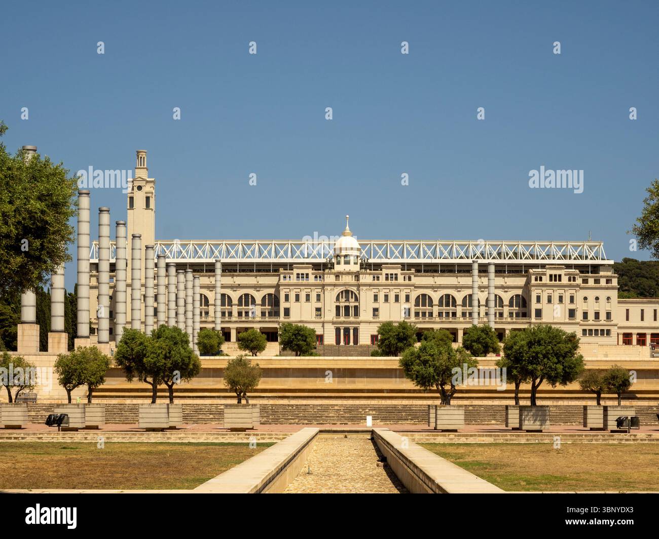 La grande façade du bâtiment INEFC à Montjuïc, conçue par Ricardo Bofill pour les Jeux Olympiques de 1992 à Barcelone, Espagne. Banque D'Images