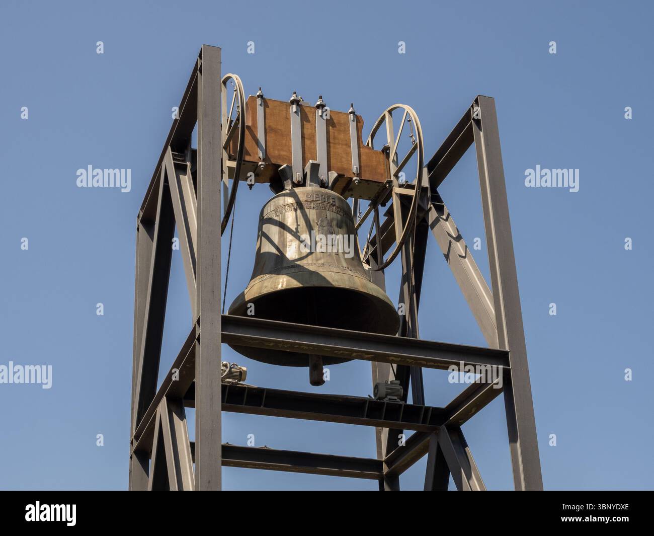 La cloche olympique monumentale, cadeau de Berlin pour les Jeux de 1992, dans son campanile en acier sur la colline de Montjuïc, Barcelone, Espagne. Banque D'Images