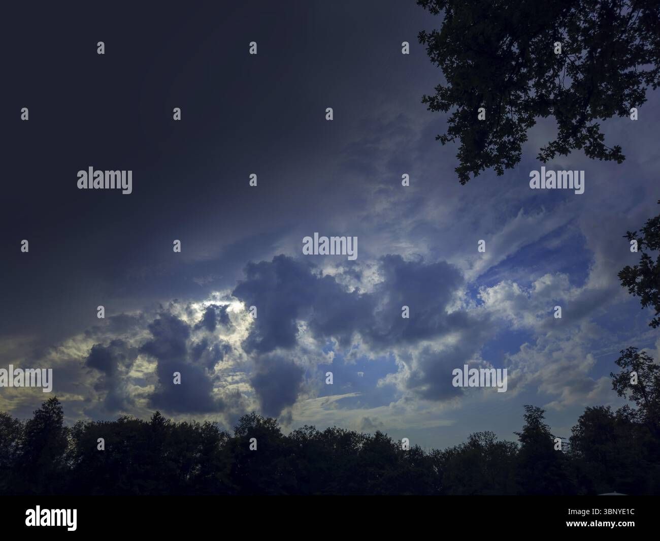 Nuages sombres au-dessus du lac Starnberg, Bavière, Allemagne, Europe Banque D'Images