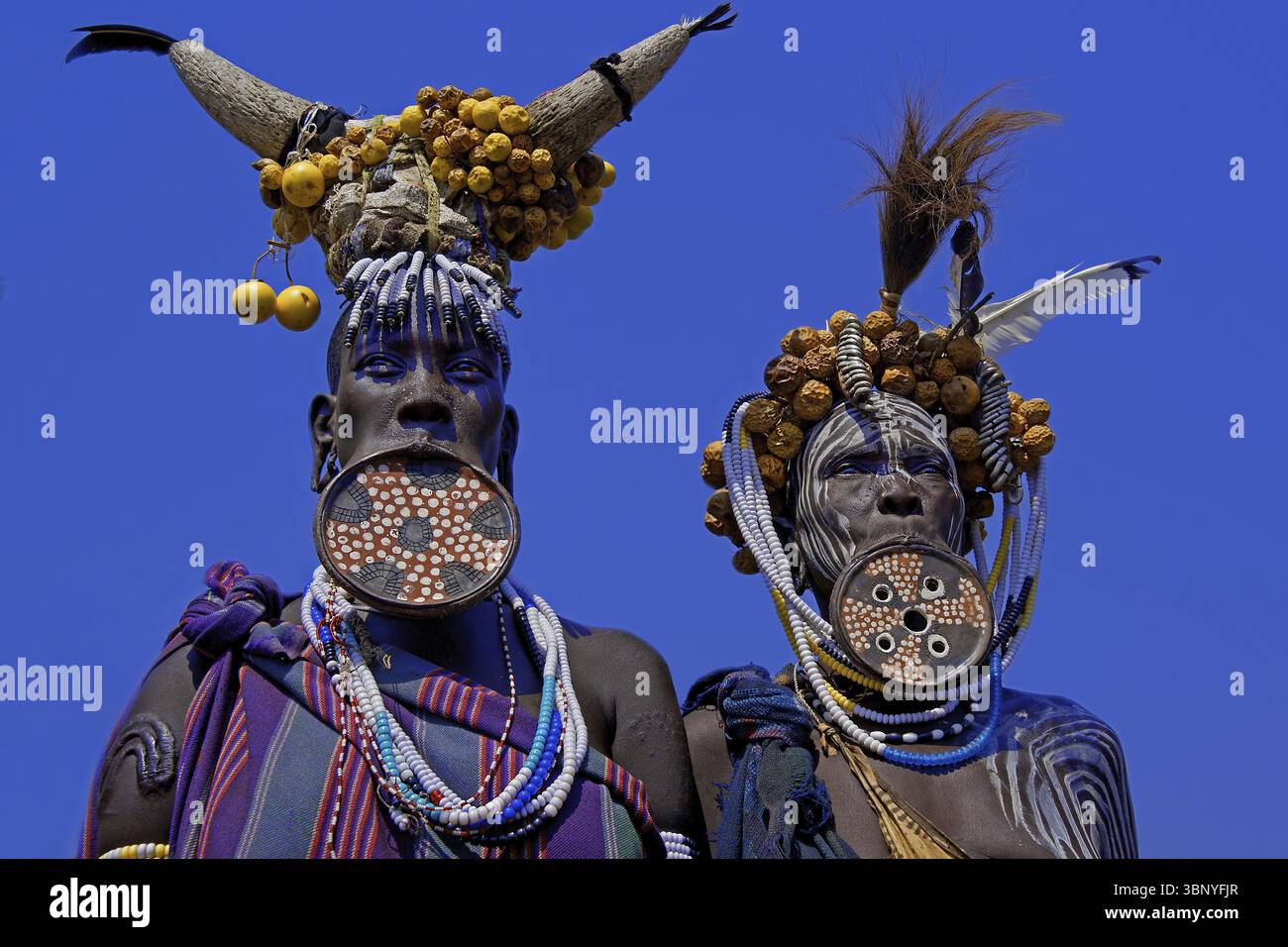 Ethiopie, femme, deux femmes, Mursi, plaque à lèvres, cicatrices de bijoux, Afrique Banque D'Images