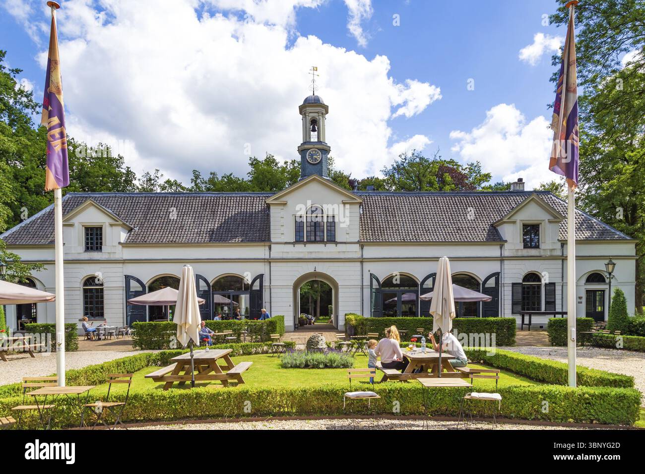 Ermelo, Gueldre, pays-Bas - 15 juillet 2020 : Château et domaine Staverden. Manoir blanc et jardins et lieu pour les fêtes et les événements Banque D'Images