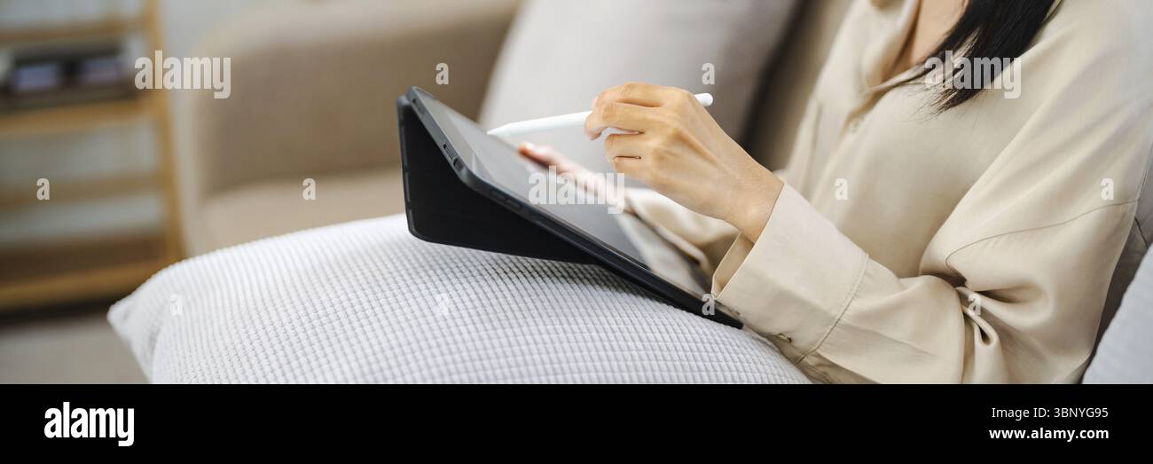 Artiste ou designer créatif dessinant sur tablette numérique avec nouveau design de projet Banque D'Images