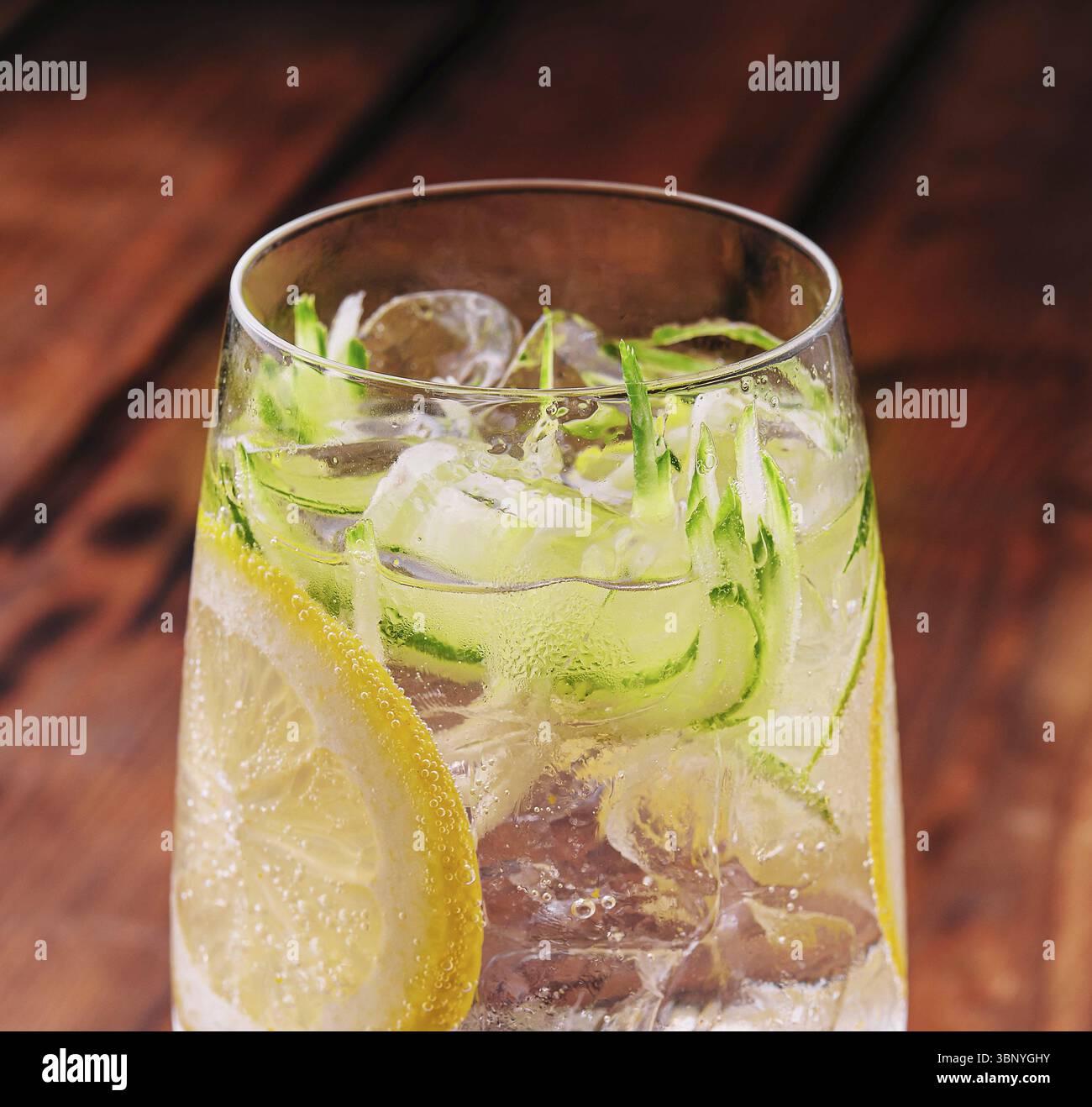 Nourriture morte-vie, cocktails rafraîchissants d'été sans alcool avec citron et concombre Banque D'Images