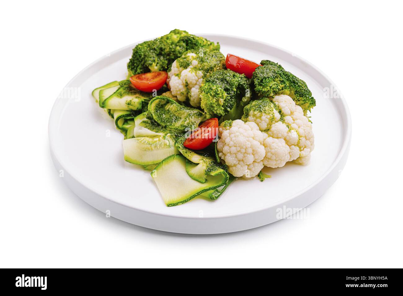 La nature morte de nourriture, Un arrangement coloré de brocoli, de chou-fleur et de tomates cerises est magnifiquement plaqué. Les légumes vibrants sont fraîchement coupés, s Banque D'Images