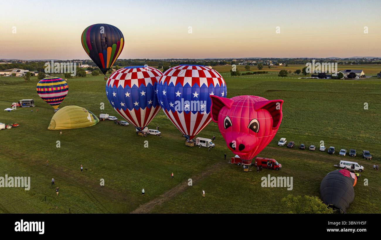 Bird in Hand, Pennsylvanie, 14 septembre 2023 - vue aérienne d'une ligne de ballons à air chaud se préparant pour un lancement matinal, sur un D d'été Banque D'Images