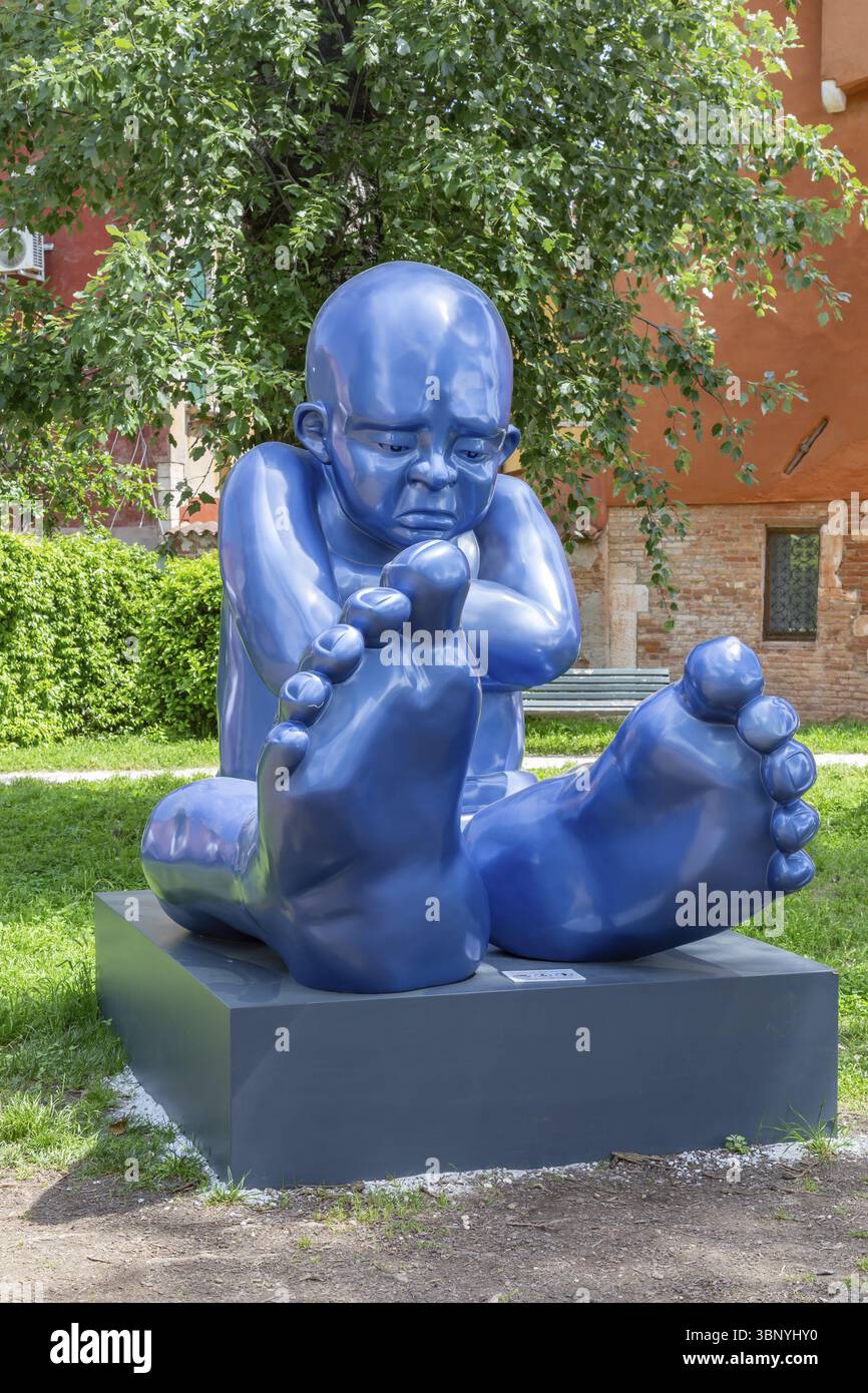 Venise Italie - 25 mai 2019 : Biennale Arte 2019 sculpture Babyfoot par Idan Zareski à Giardini della Marinaressa, Venetie, Italie Banque D'Images