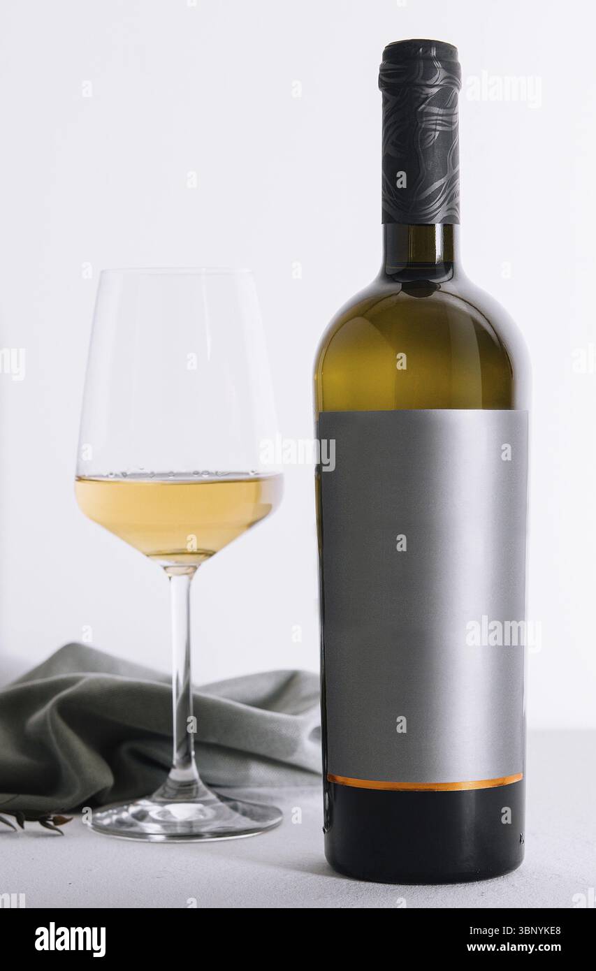 Nourriture nature morte, verre et bouteille de vin sur blanc Banque D'Images